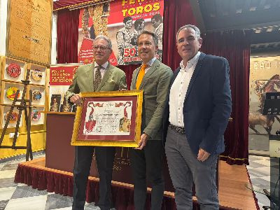 El Ayuntamiento de Lorca, medalla de Oro del Real Club Taurino de Murcia por la rehabilitacin del Coso de Sutullena