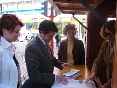 El alcalde de Lorca junto a Mari Carmen Ruiz y Antonia Lpez asistieron al stand de ADILOR
