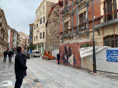    El Ayuntamiento de Lorca retira el andamiaje de seguridad situado en un inmueble que result gravemente daado a causa de los terremotos de 2011 en la calle Santo Domingo