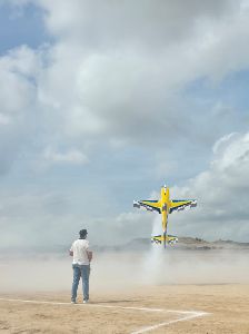 Pilotos llegados de distintos puntos de Espa�a llenan de velocidad y acrobacias el cielo de Torrealvilla en los 47� JDG 