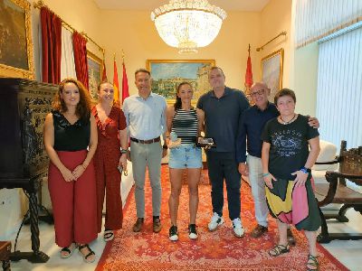 Fulgencio Gil recibe en el Ayuntamiento a la atleta M Victoria Soler, primera de su categora en la 'Ultra Mont Blanc'