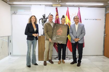 Fulgencio Gil felicita a la guitarrista lorquina Mercedes Luj�n por su nominaci�n a los Latin Grammy 2026 con su disco ''Origen & Revoluci�n''  