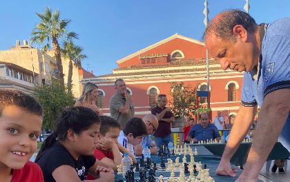 El Gran Maestro Alfredo Gustavo Giaccio se enfrenta a los aficionados lorquinos en la simult�nea de ajedrez de los 47� JDG
