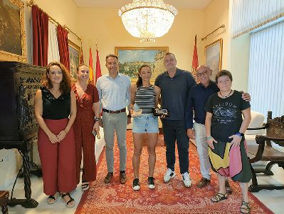 La atleta Mara Victoria Soler Jimnez comparte su experiencia en el trail Ultra Mont Blanc con la Corporacin Municipal