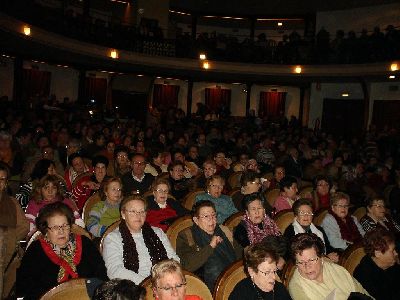 Los mayores de Lorca llenan el Teatro Guerra en su primera gala de esta Navidad organizada por el Ayuntamiento