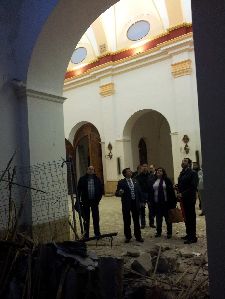 El Alcalde acuerda que maana a primera hora se inicien las obras de emergencia en la iglesia de San Cristbal, que continuarn hasta que el templo est restaurado y listo para la prxima Semana Santa
