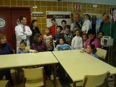 Nios enfermos reciben un taller de Bellas Artes en un hospital por primera vez en la Regin, gracias al Ayuntamiento de Lorca