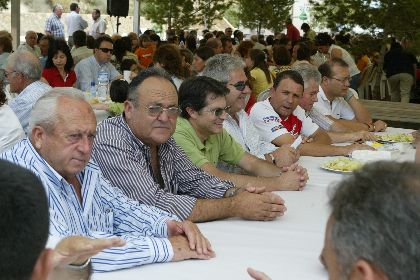 El alcalde de Lorca, asiste a una comida de convivencia en La Hoya