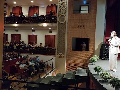 Catherine LEcuyer cierra el ciclo de conferencias de los JDG en un teatro Guerra lleno de docentes y familias
