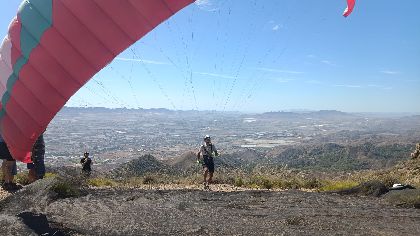 La meteorologa ofrece un da de vuelo espectacular a los 41 pilotos que participan en la prueba nacional de parapente 
