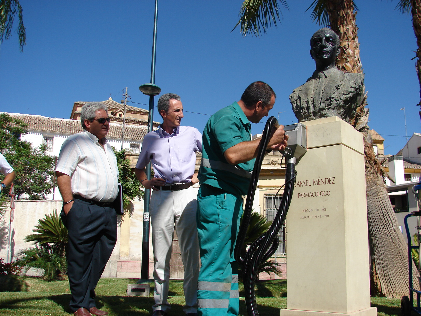 El Ayuntamiento invierte 9.500 euros en una mquina limpiadora de graffiti.