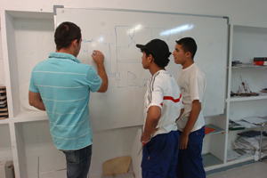 El Ayuntamiento de Lorca subvenciona un curso en el que 16 inmigrantes magrebes asentados en Ramonete aprenden un oficio